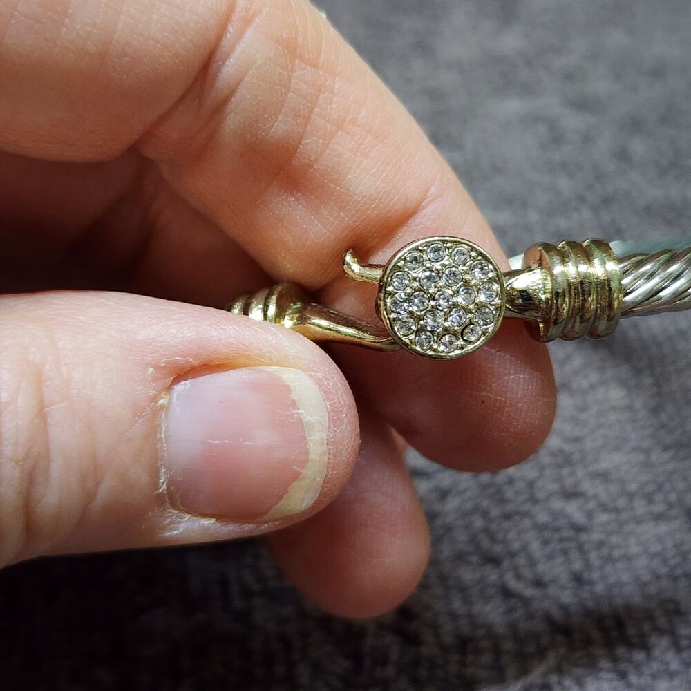 Bangle bracelet with rhinestone clasp b34